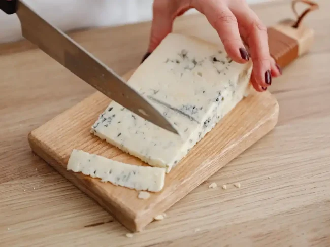 Gorgonzola: Η ιστορία, η γεύση και τα μυστικά του διάσημου ιταλικού τυριού