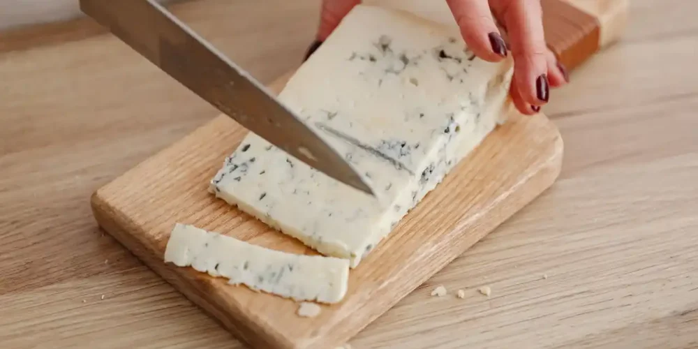 Gorgonzola: Η ιστορία, η γεύση και τα μυστικά του διάσημου ιταλικού τυριού