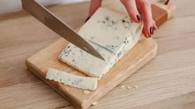 Gorgonzola: Η ιστορία, η γεύση και τα μυστικά του διάσημου ιταλικού τυριού