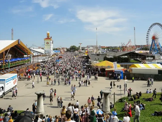 Oktoberfest 2026: οι κανόνες που πρέπει να γνωρίζουν οι επισκέπτες