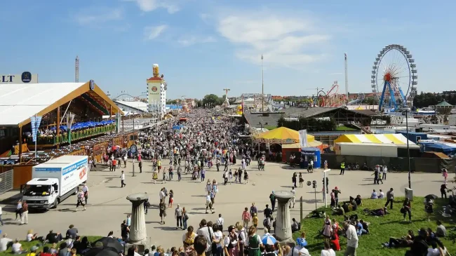 Oktoberfest 2026: οι κανόνες που πρέπει να γνωρίζουν οι επισκέπτες
