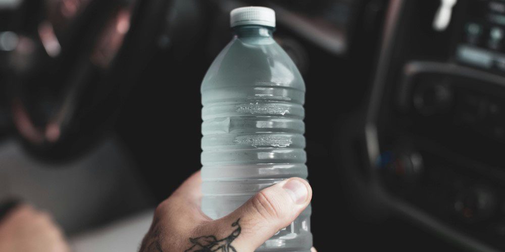 Γιατί δεν πρέπει να πίνετε νερό από το πλαστικό μπουκάλι που ξέμεινε στο αυτοκίνητό σας