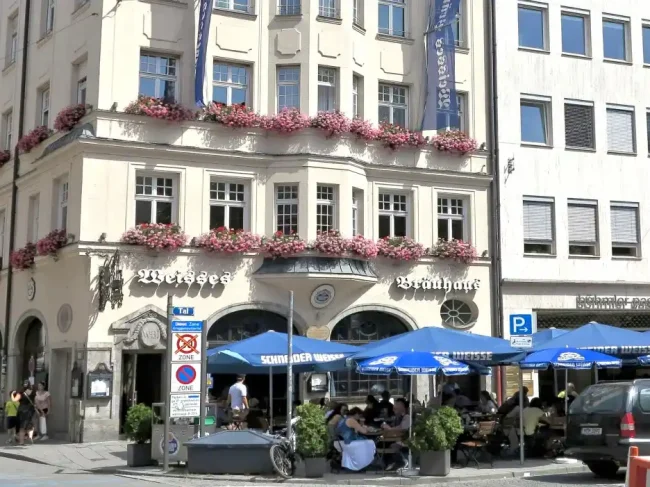 Weisses Bräuhaus im Tal: εκεί όπου το Μόναχο σερβίρει την ιστορία του