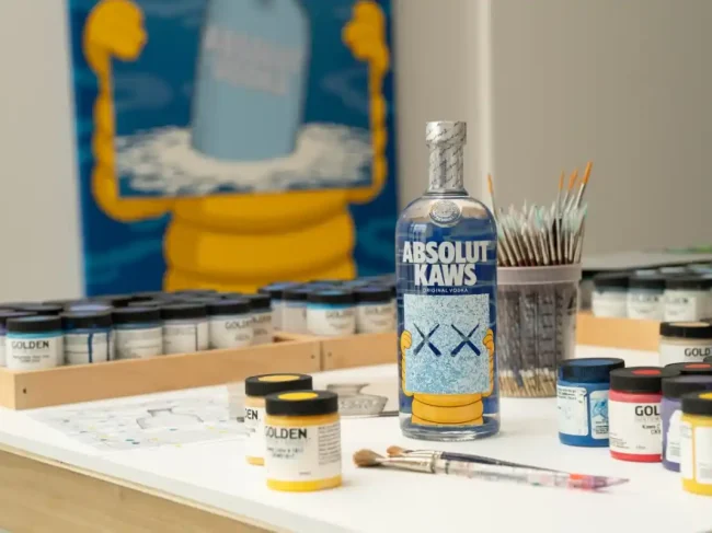 Absolut Vodka και KAWS σε μια συλλεκτική φιάλη περιορισμένης έκδοσης