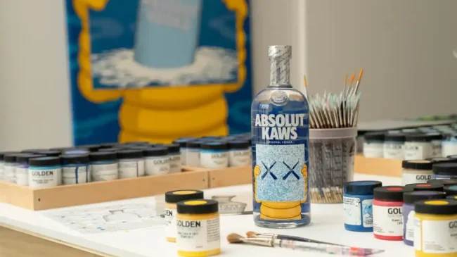 Absolut Vodka και KAWS σε μια συλλεκτική φιάλη περιορισμένης έκδοσης