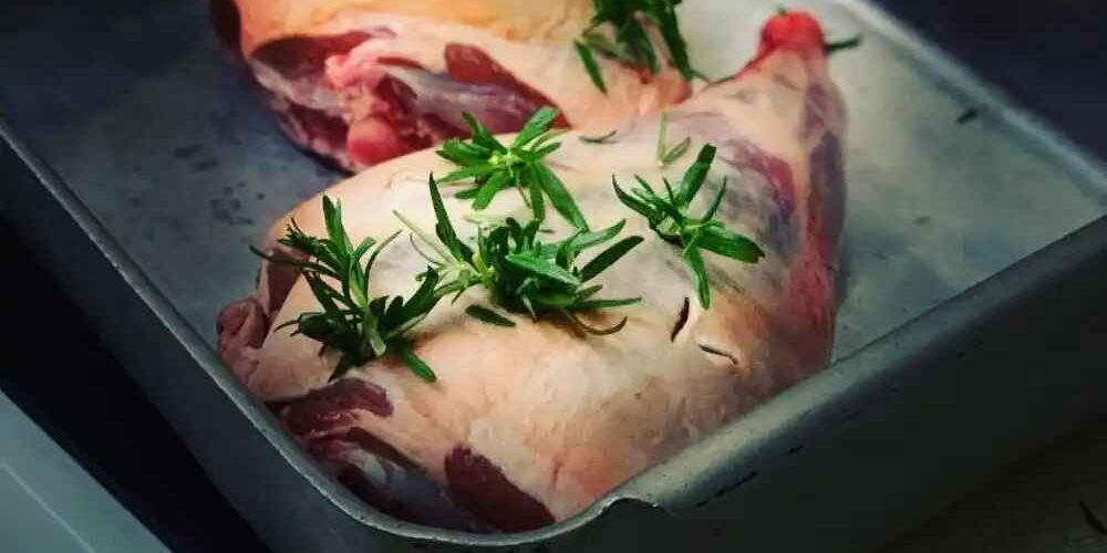 Αργοψημμένο αρνίσιο μπούτι με μάραθο και κανέλα