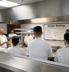 Επαγγελματική κουζίνα, kitchen briefing πριν από την έναρξη της βάρδιας