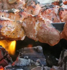 Γευματίσαμε σε ένα ψητοπωλείο στην κεντρική πλατεία του παλαιού Αγίου Αθανασίου, που τα …σπάει !!!