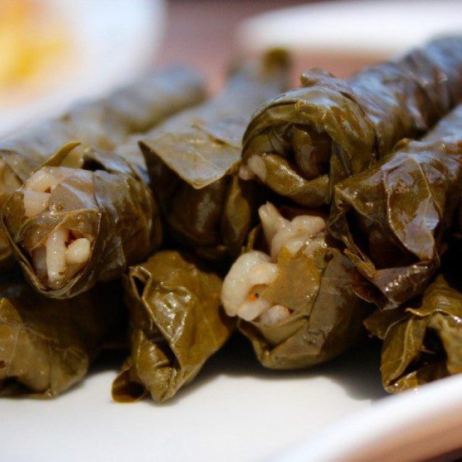 Ντολμαδάκια (αμπελόφυλλα γεμιστά με ρύζι και κιμά)