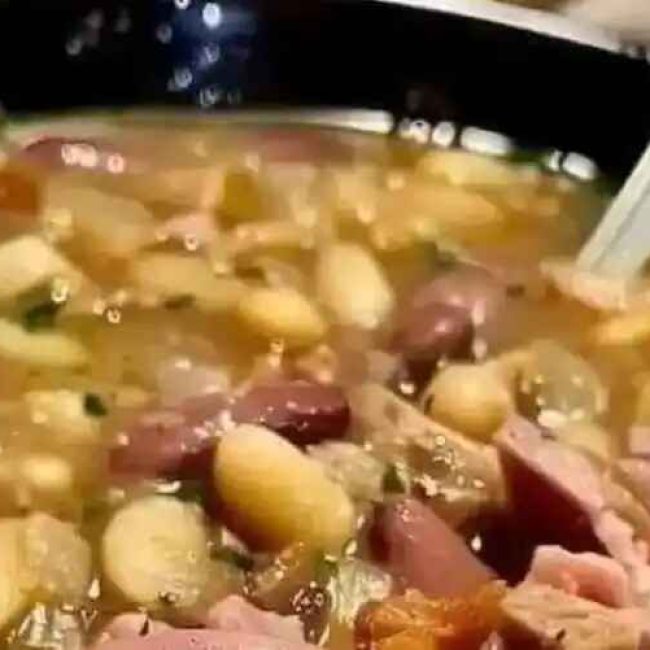 Σούπα με φασόλια και καπνιστό χοιρινό κότσι