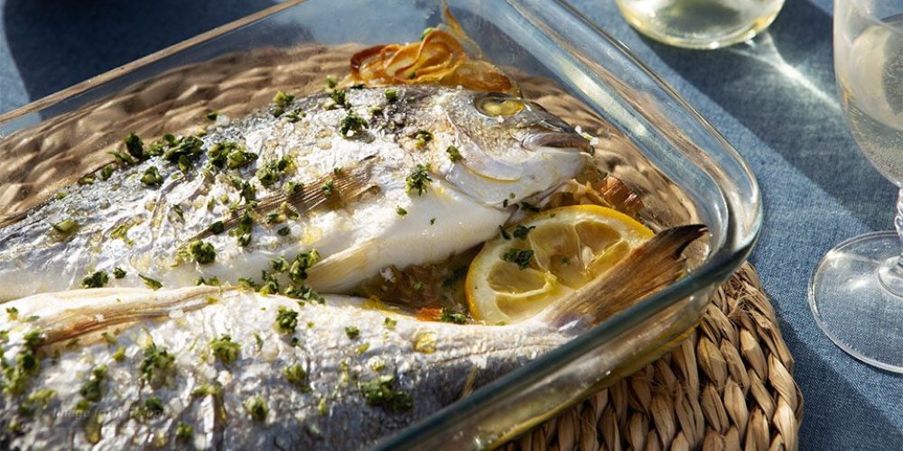 Τσιπούρα στο φούρνο με κρεμμύδια και σάλτσα ντομάτας