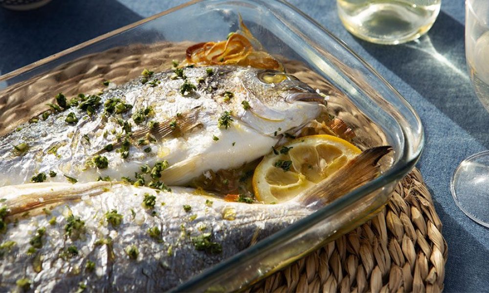 Τσιπούρα στο φούρνο με κρεμμύδια και σάλτσα ντομάτας