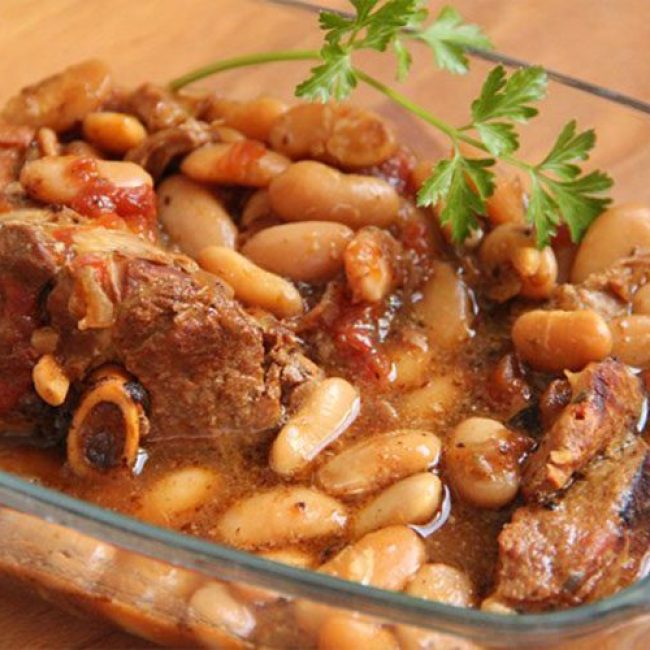 Αρνάκι κατσαρόλας με φασόλια