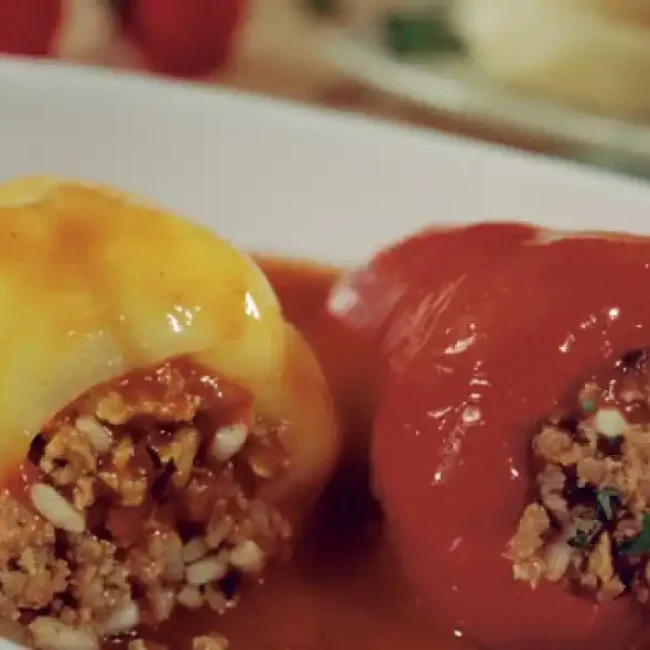 Γεμιστές πιπεριές σε σάλτσα ντομάτας