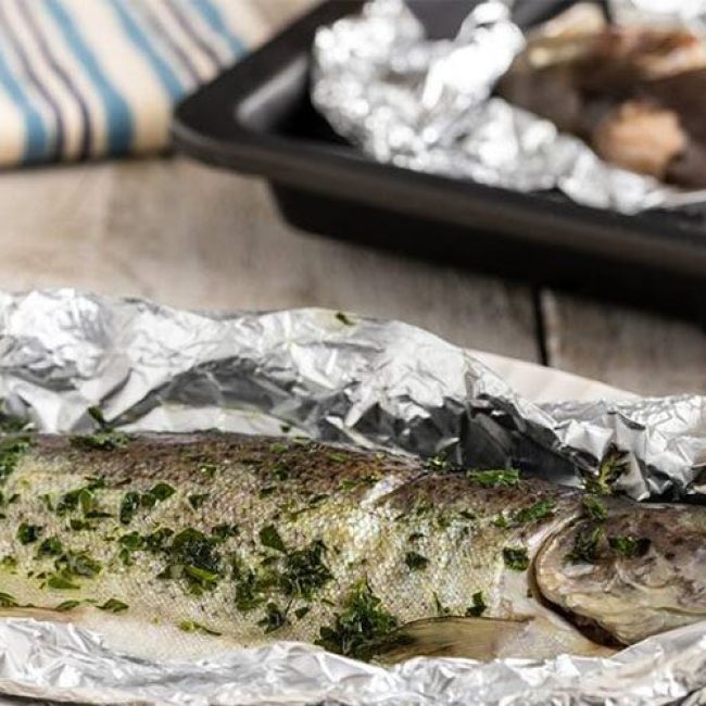 Γεμιστές πέστροφες στο αλουμινόχαρτο