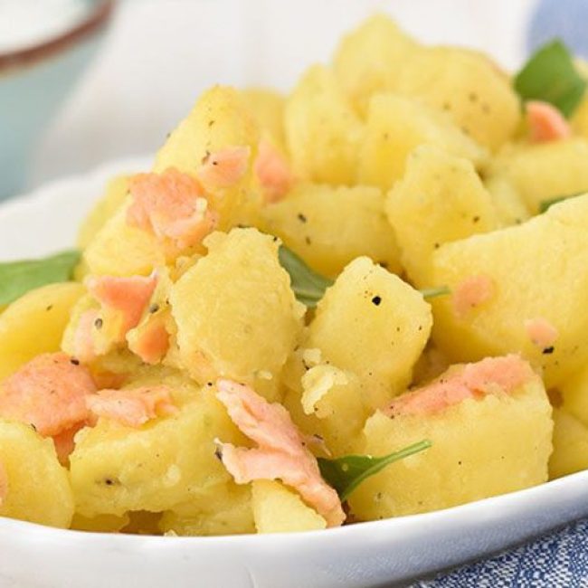 Εύκολη πατατοσαλάτα με καπνιστό σολομό