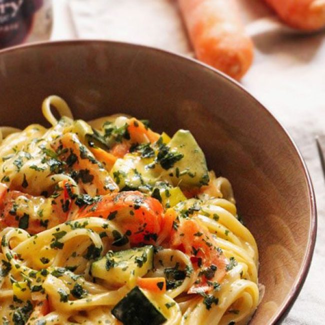 Ζυμαρικά με λαχανικά, κάρυ & γάλα καρύδας