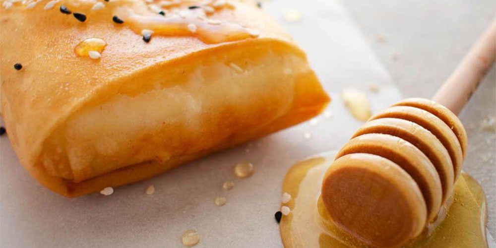 Μανούρι σε φύλλο κρούστας με μέλι και σουσάμι