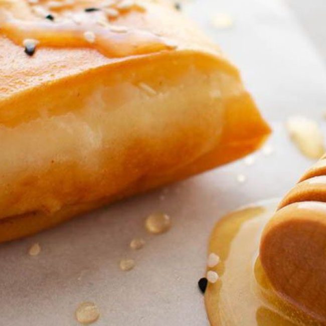 Μανούρι σε φύλλο κρούστας με μέλι και σουσάμι