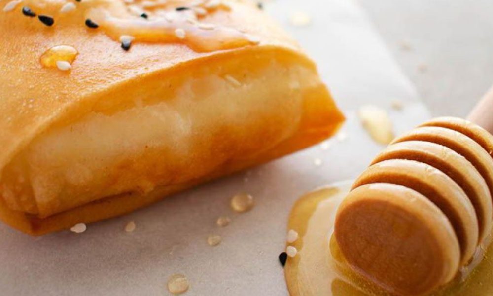 Μανούρι σε φύλλο κρούστας με μέλι και σουσάμι