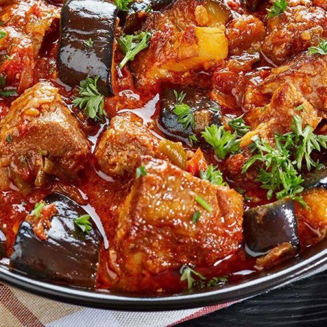 Μοσχαράκι κοκκινιστό με μελιτζάνες