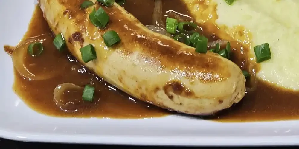 Μπράτβουρστ με βραστό λάχανο και κύμινο