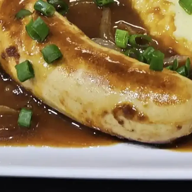 Μπράτβουρστ με βραστό λάχανο και κύμινο