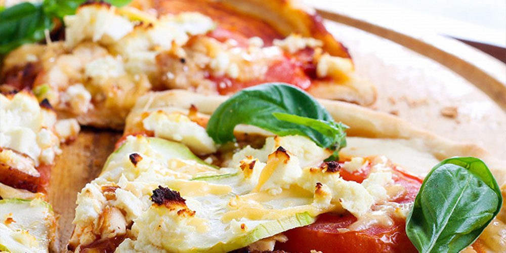 Πίτσα με κολοκυθάκια και φέτα