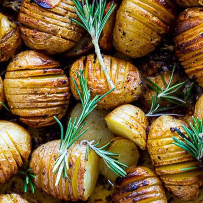 Πατάτες hasselback με δεντρολίβανο