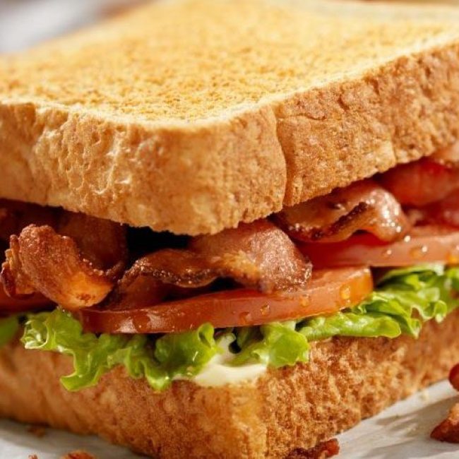 Σάντουιτς με μπέικον, μαρούλι και ντομάτα (BLT)