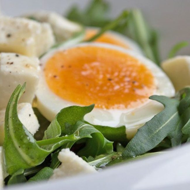 Σαλάτα με βραστά αυγά, φέτα και ρόκα