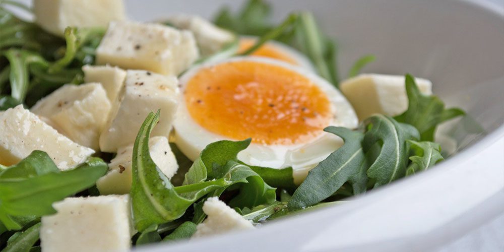 Σαλάτα με βραστά αυγά, φέτα και ρόκα