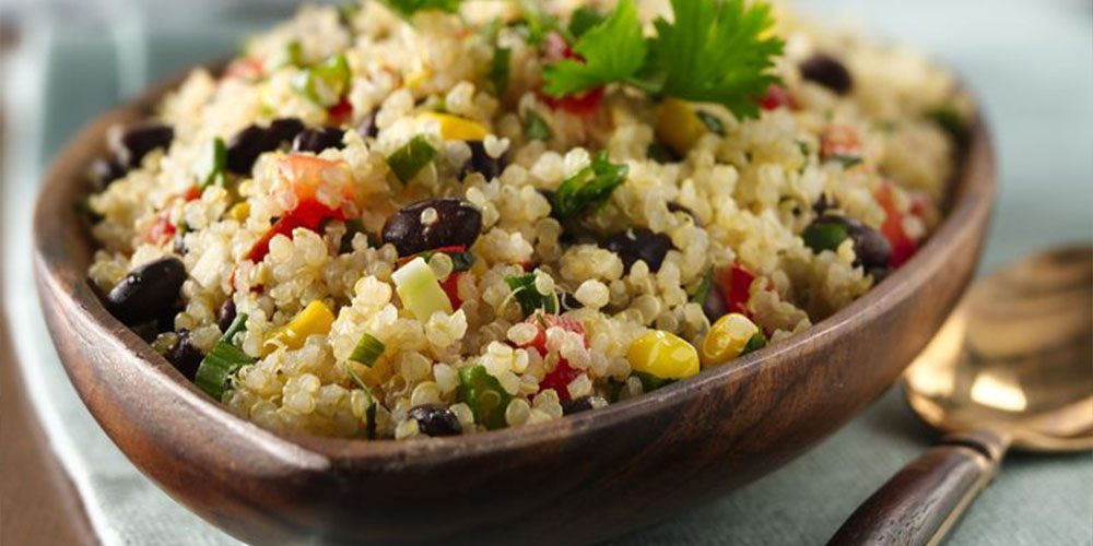 Σαλάτα με κινόα, μαύρα φασόλια, καλαμπόκι και κόλιανδρο