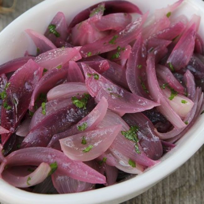 Σαλάτα με κρεμμύδια ψημένα στα κάρβουνα