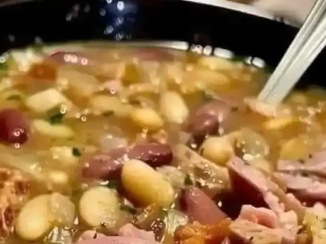 Σούπα με φασόλια και καπνιστό χοιρινό κότσι
