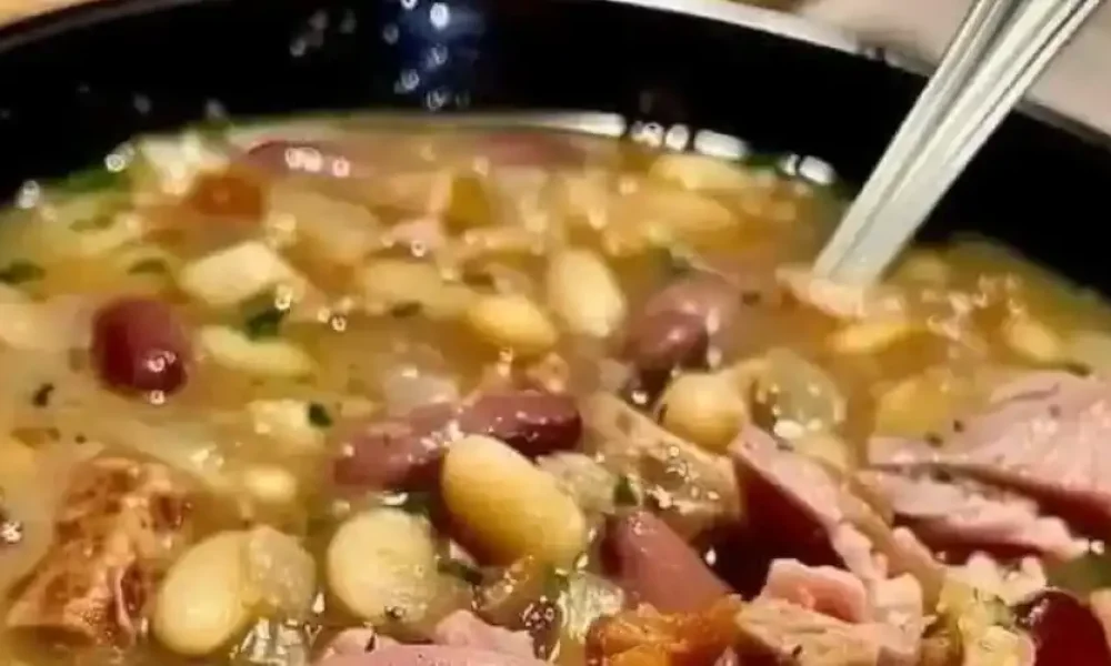 Σούπα με φασόλια και καπνιστό χοιρινό κότσι