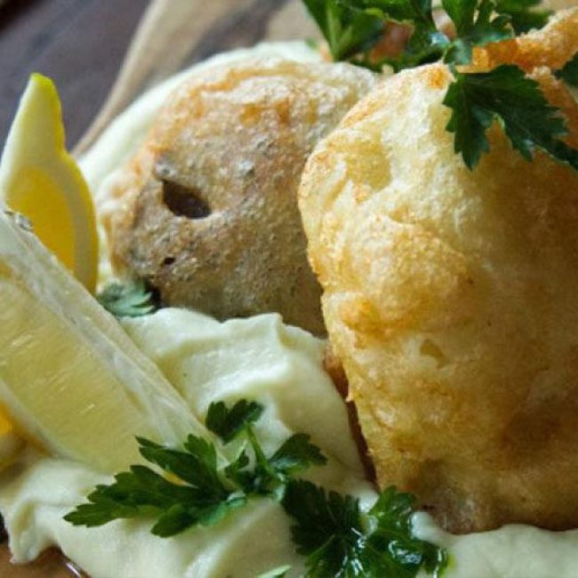 Τηγανητός μπακαλιάρος με μπύρα & σκορδαλιά