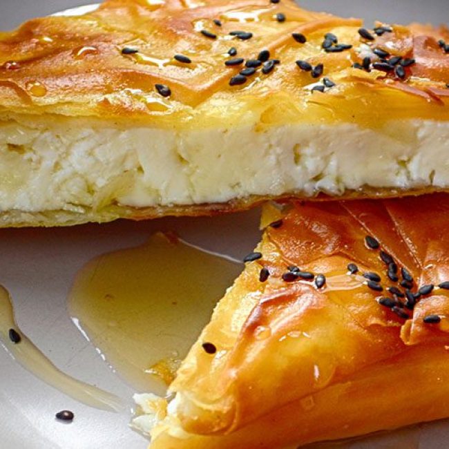 Τυρί σε φύλλο κρούστας με μέλι και καρύδια