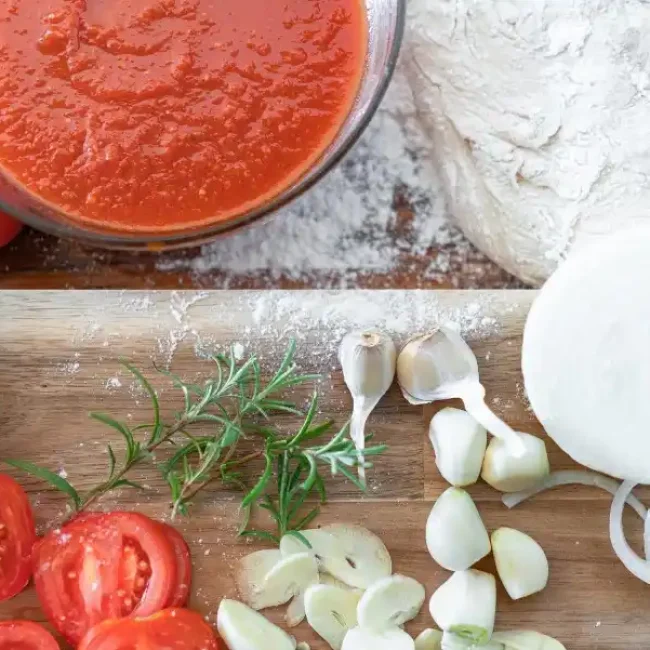 Απλή και νόστιμη σάλτσα ντομάτας για πίτσα