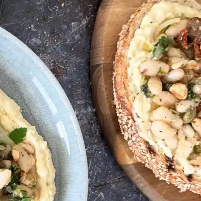 Μεσογειακά φασόλια πάνω σε ψωμί